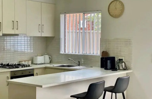 Wagga Wagga Apartment | Discover urban living in our contemporary townhouse!