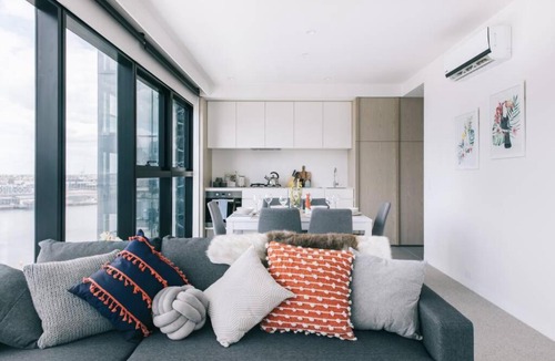 Docklands Apartment | Docklands 2BR Apartment with Parking