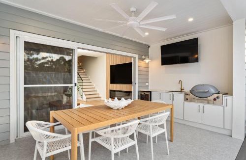 Soldiers Point House | Dog friendly Paradise, 1-2B Bagnall Ave - water views, air con, Wi-Fi
