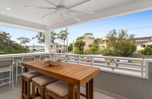 Soldiers Point House | Dog friendly Paradise, 1-2B Bagnall Ave - water views, air con, Wi-Fi