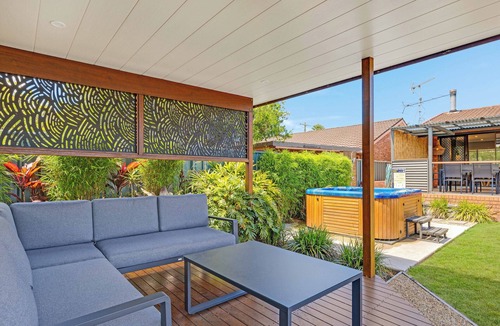 Surfside House | Dog Friendly, Spa and Beaches- Surfside Family Home