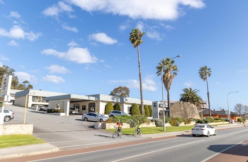 Mount Clarence Hotel | Dog Rock Motel
