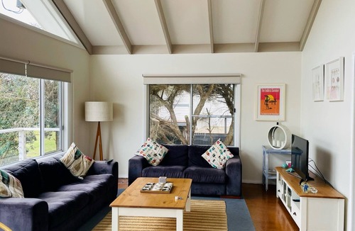 Smiths Beach House | Dolphin Beach House the perfect getaway and MOTO GP accommodtion.