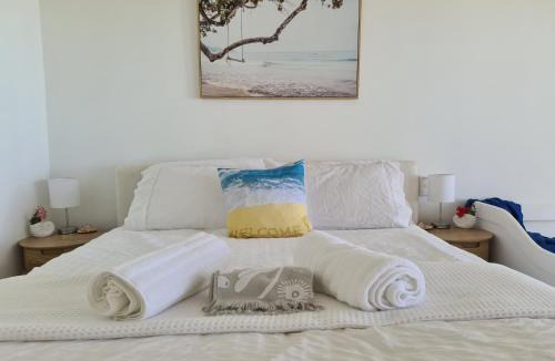 Dolphin Heads Apartment | Dolphin Heads - Resort Unit - Absolute Beachfront! - Whitsunday Getaway!