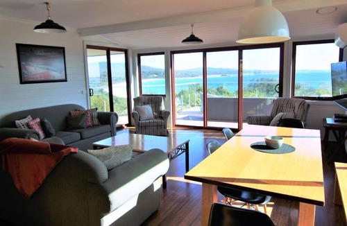 Binalong Bay Cottage | DOLPHIN LOOKOUT COTTAGE Overlooking Binalong Bay