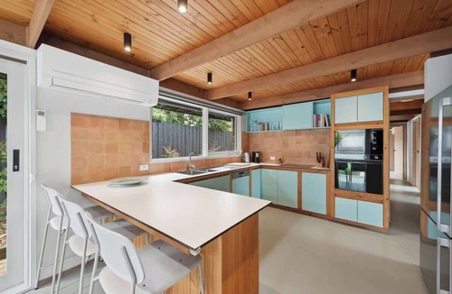 Rye House | Dolphin – Solar heated pool, 1km walk to the bay