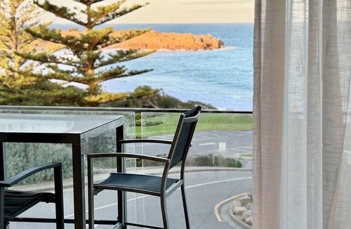 Port Elliot Apartment | Dolphins 7: 'A View To Remember' with Breathtaking Horseshoe Bay Views