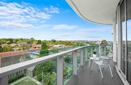 Glen Iris Apartment | Domi Rentals - Huge Malvern Rd Penthouse and View