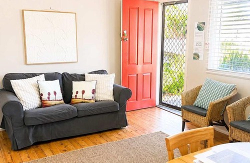 Mollymook Beach Apartment | Donlan's Beach Cottage - 85m to Mollymook Beach
