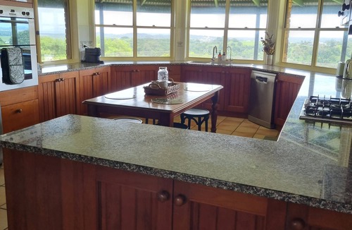Nindaroo House | Doug's Place - Spectacular Views + Tennis Court