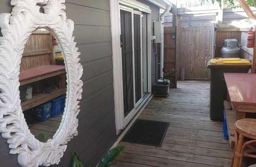 Mullumbimby Apartment | Downtown Mullumbimby CBD Studio/Office/Cabin (Self-contained)
