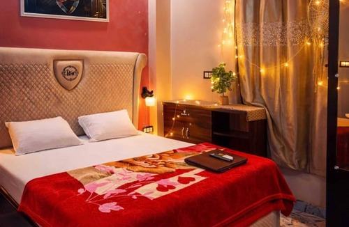 Varanasi House | Downtown PG And Restaurant