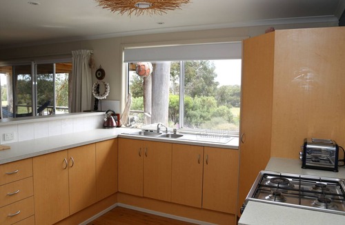 Marion Bay House | Driftaway -WIFI, NETFLIX, pet friendly, Comfort + Undercover deck with hammock