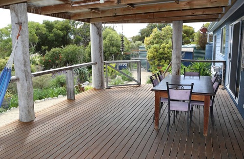 Marion Bay House | Driftaway -WIFI, NETFLIX, pet friendly, Comfort + Undercover deck with hammock