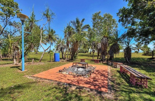 Dundee Beach House | Driftwood Beachfront Getaway, sleeps 8 comfortably, Linen included
