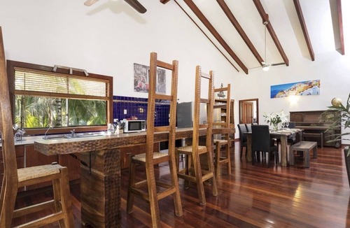 Charlotte Bay House | Driftwood Lodge - Waterfront Property