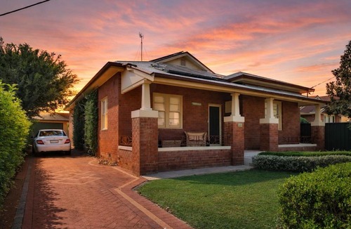 Dubbo Villa | Dubbo 4BR Getaway with Full kitchen, Patio & Grill