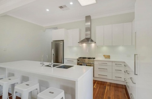 Dubbo Villa | Dubbo 4BR Getaway with Full kitchen, Patio & Grill