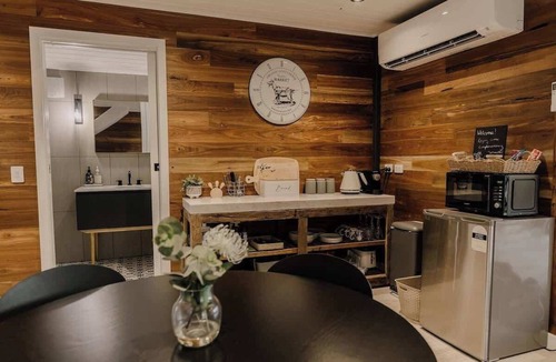 Smiths Gully Cabin | Duck'n Hill Loft (& EV charge station!)