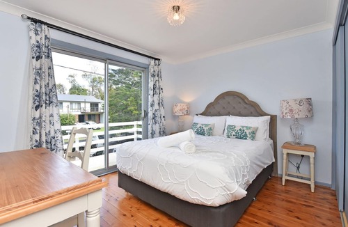 Dora Creek House | Ducky's Waterfront Lodge absolute waterfront at Dora Creek