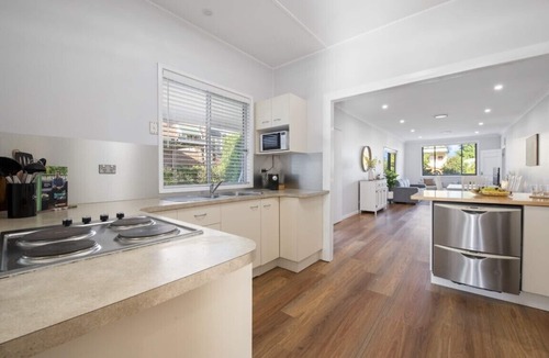 Cessnock House | Ducted aircon, WIFI, mountain views, perfect wedding accommodation with SPA!