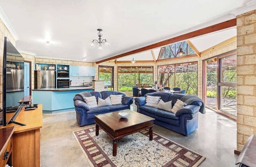 Eagle Bay House | Eagle Bay Beach Lodge—Escape to Coastal Serenity