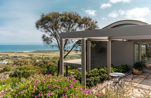 Cape Schanck House | Eagle Rise indulge in luxury comfort and style.