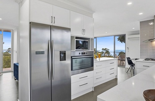 Dromana House | Eagle View Castle - Bay and City Views - Heated Pool and Spa
