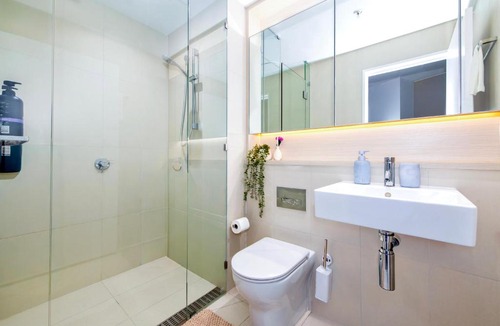 Docklands Apartment | Early check in, Pool, Spa & Sauna, Centralised CBD