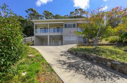 Lakes Entrance House | Eastern Views Beach House - Spacious Family Escape
