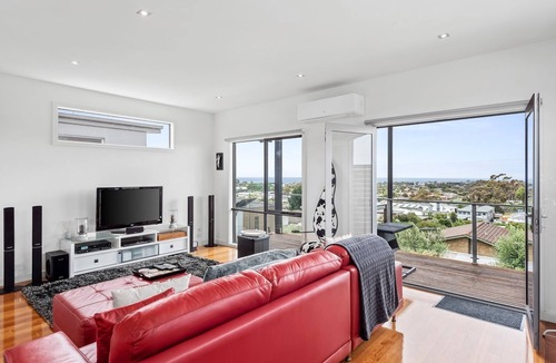 Portarlington House | Eastern Views - Modern living with pool and table tennis.