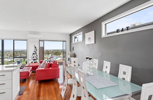 Portarlington House | Eastern Views - Modern living with pool and table tennis.