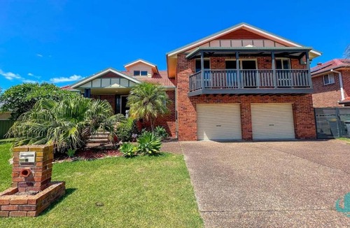 Caves Beach House | Ebbtide at Caves - 500 m to beach