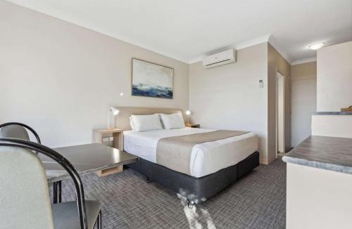 Glenelg Cabin | Econo Lodge Dockside Glenelg