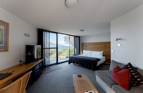 Coles Bay Hotel | Edge of the Bay