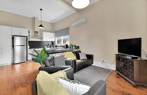 Orange East Apartment | Edwina Suite I. Bathtub & Garden. Orange CBD.