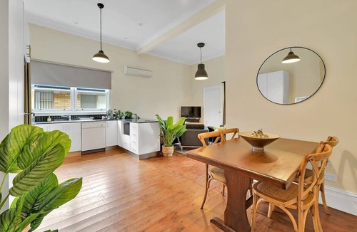 Orange East Apartment | Edwina Suite I. Bathtub & Garden. Orange CBD.