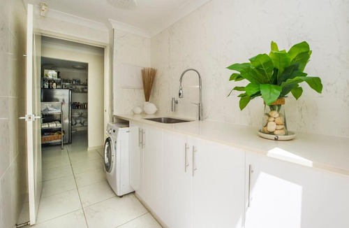 Picnic Bay House | Eeast on Picnic