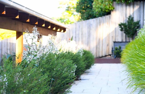 Kangaroo Valley Cottage | Eekos Cottage. Rustic cottage close to town.
