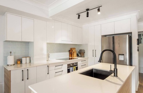 Elanora House | Elanora Oasis Lakefront Serenity and Resort Living