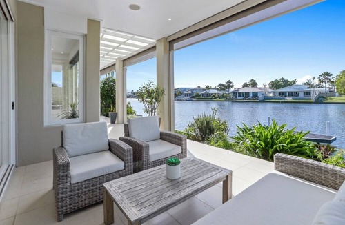 Noosaville House | Elegance On The River, Noosa Waters