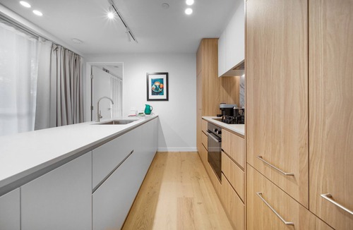Dickson Apartment | Elegant 2-Bed by Lyneham Wetlands near the CBD