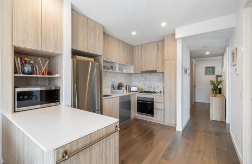 Caulfield North Apartment | Elegant 2-Bedroom, 2-Bathroom Apartment at Caulfield Park with Balcony & Parking