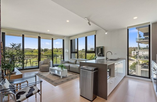 Campbell Apartment | Elegant 3-Bed Apt with Park Views in Campbell