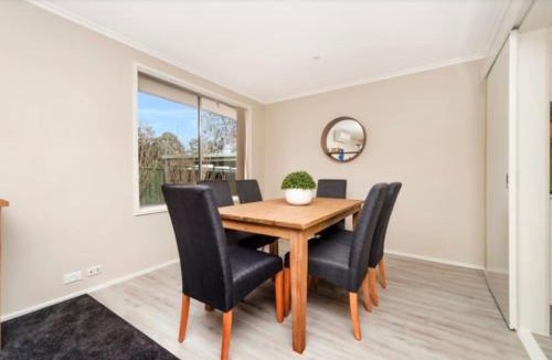 Chifley House | Elegant 4 Bedroom Home in Chifley - Hosted by Canstay