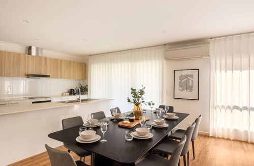 Rochedale House | Elegant 5BR Family Home Modern Comfort @ Rochedale