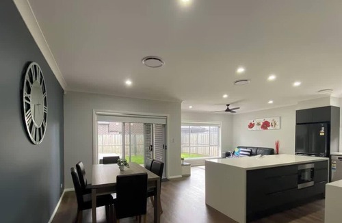 Gledswood Hills House | Elegant 7BR Family Retreat Sleeps 14