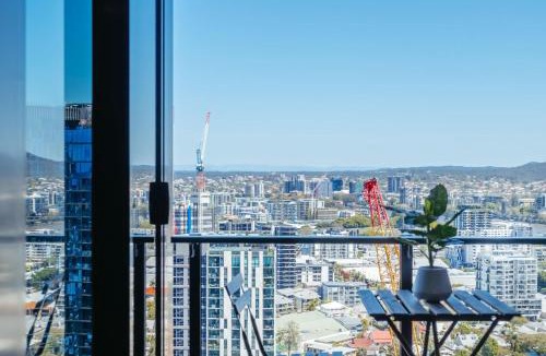 South Brisbane Apartment | Elegant and Cozy Top Floor 1BD Apartment at South Bank
