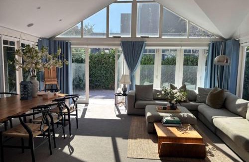 Ormond Villa | Elegant Art Deco Gem Cosy 3BR Retreat