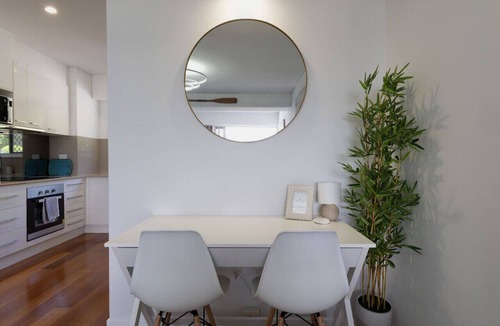 Burleigh Heads Apartment | Elegant Burleigh Headland Apartment with Balcony, Ocean and Skyline Views